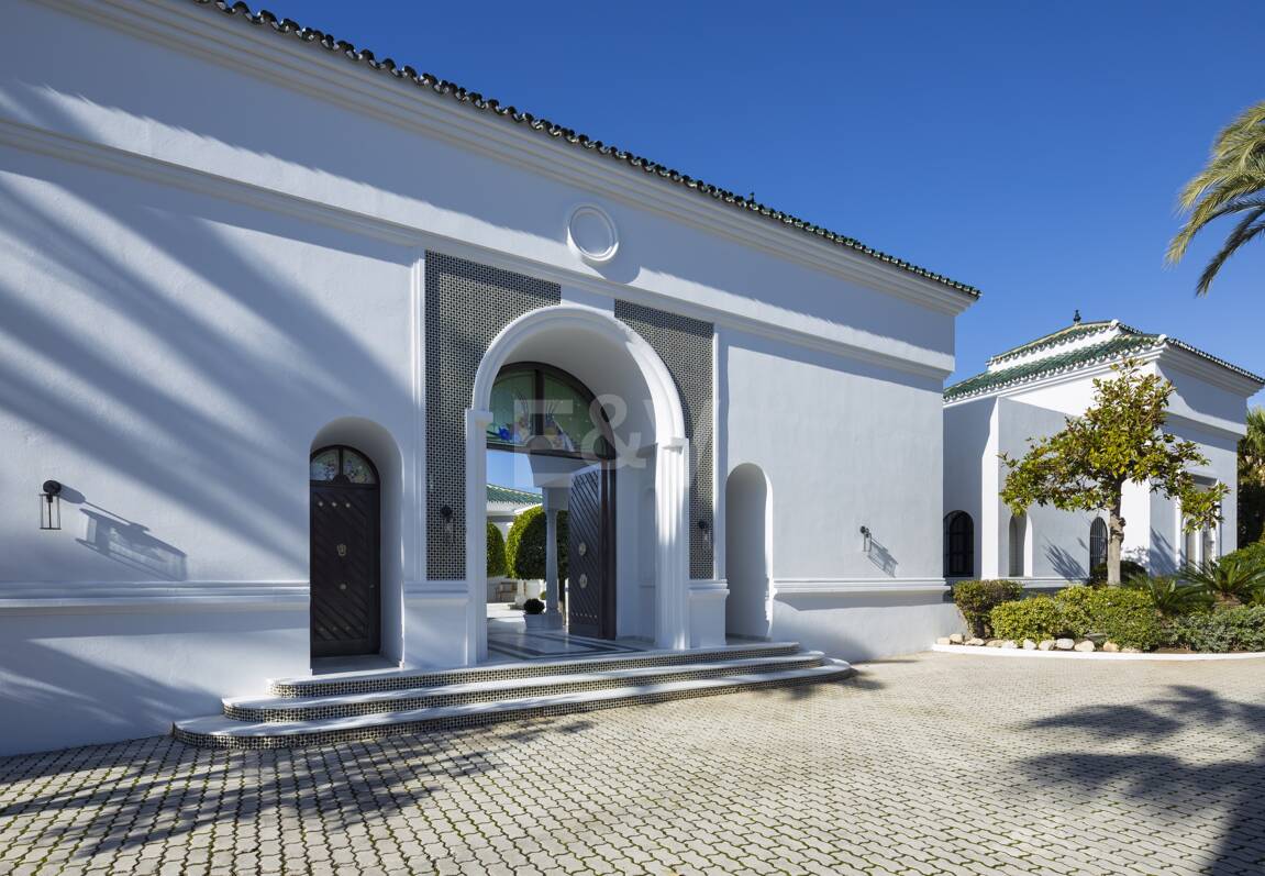 Lyxvilla i Aloha Golf Valley med tidlös elegans