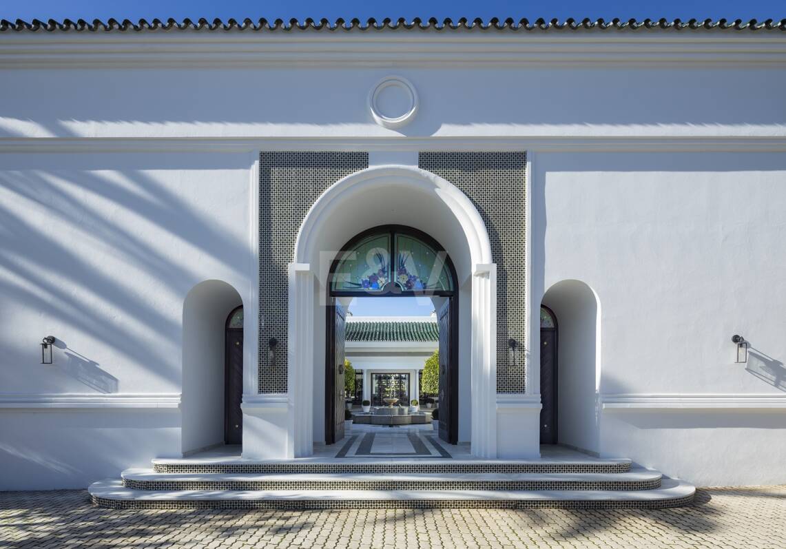 Lujosa villa en Aloha Golf con elegancia atemporal