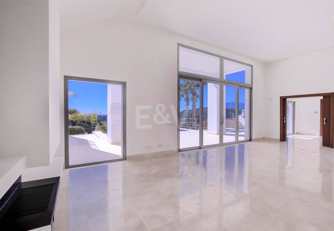 Modern Puerto del Capitán Villa with Sea View in Gated Community