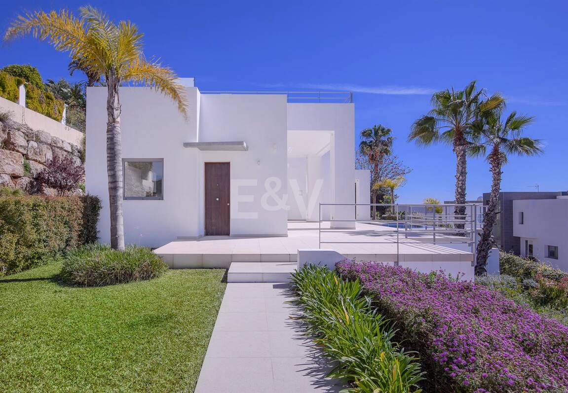 Modern Puerto del Capitán Villa with Sea View in Gated Community