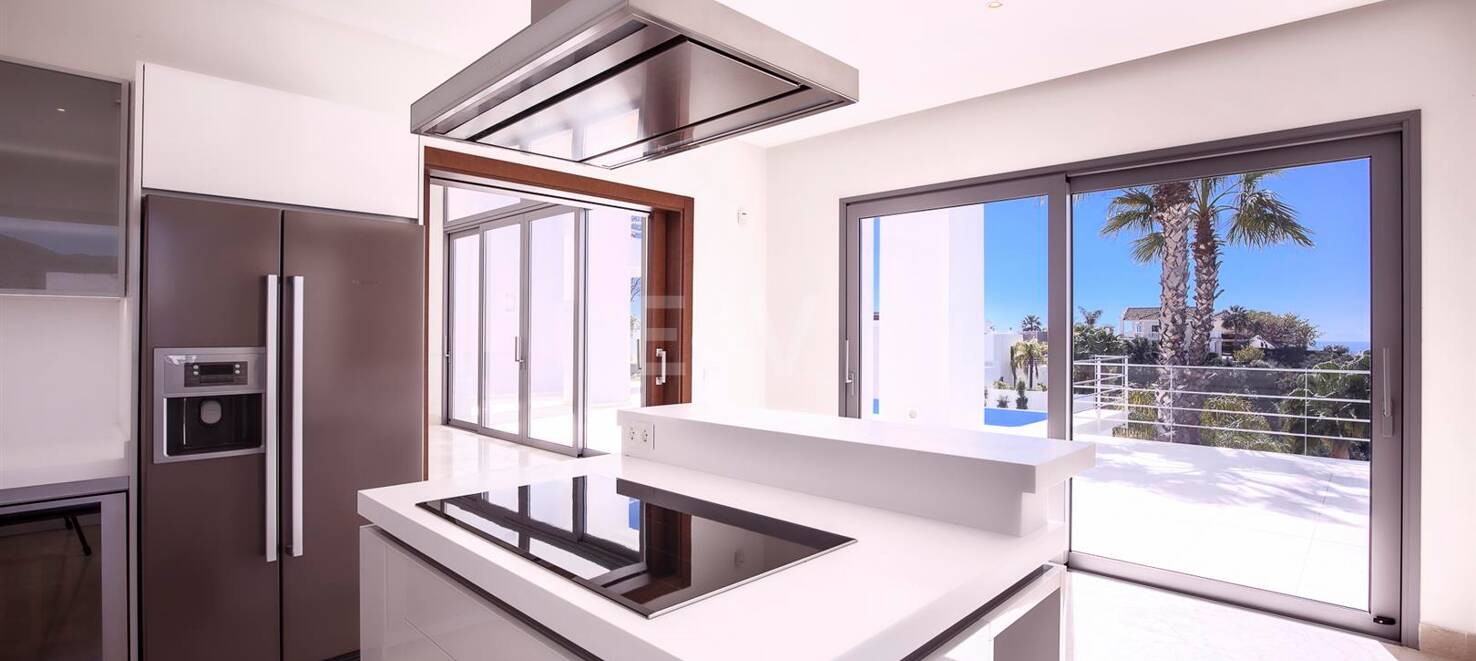 Villa moderne de Puerto del Capitán avec vue sur la mer dans la communauté fermée