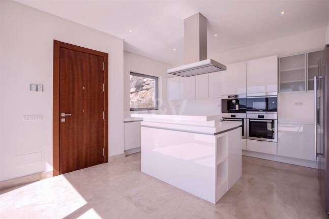 Modern Puerto del Capitán Villa with Sea View in Gated Community