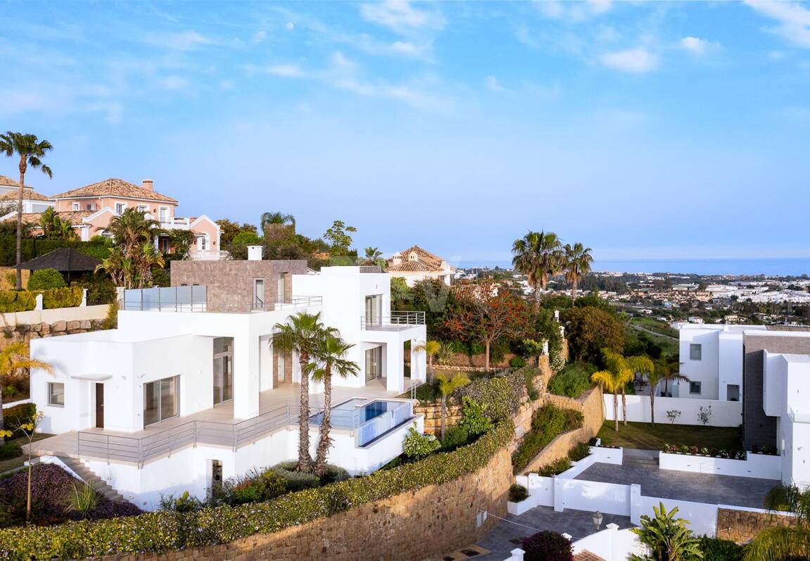 Modern Puerto del Capitán Villa with Sea View in Gated Community