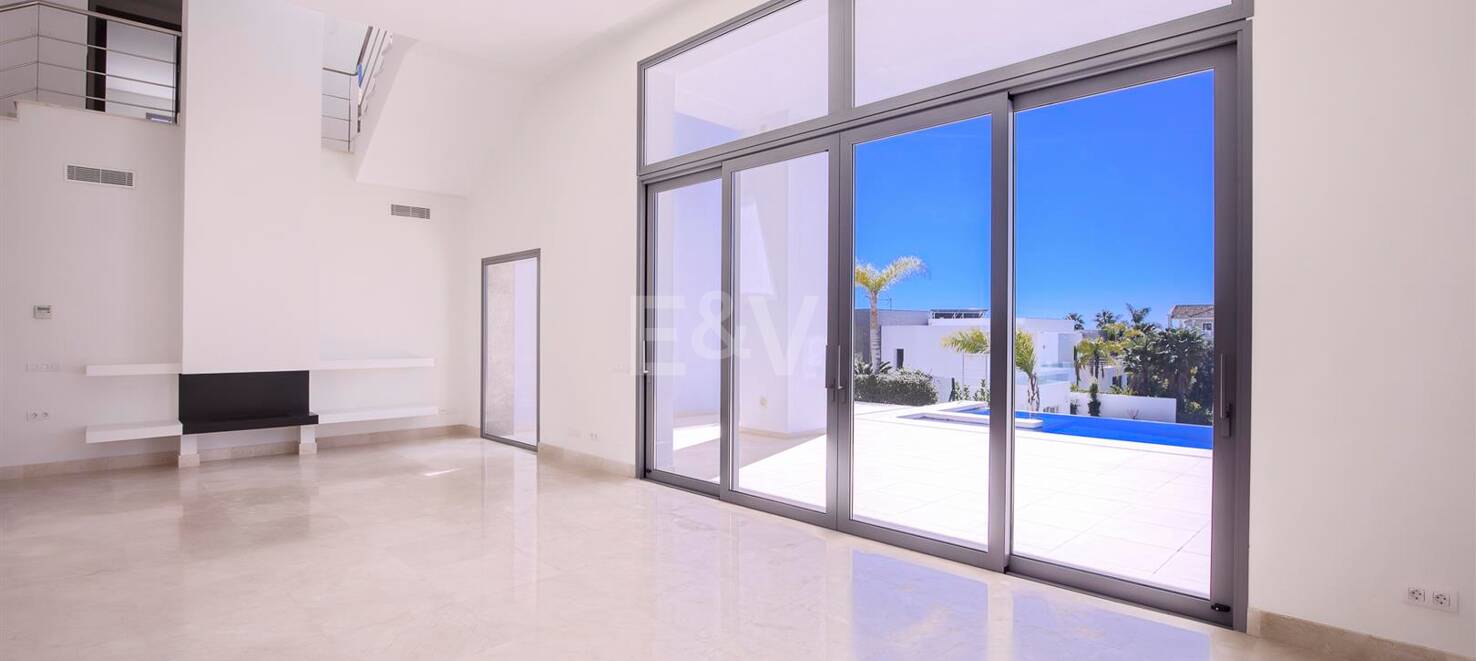 Villa moderne de Puerto del Capitán avec vue sur la mer dans la communauté fermée