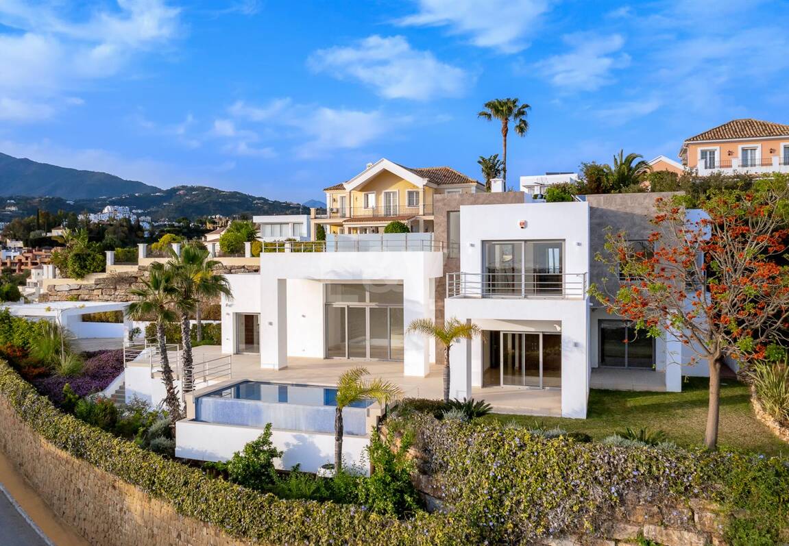 Modern Puerto del Capitán Villa with Sea View in Gated Community