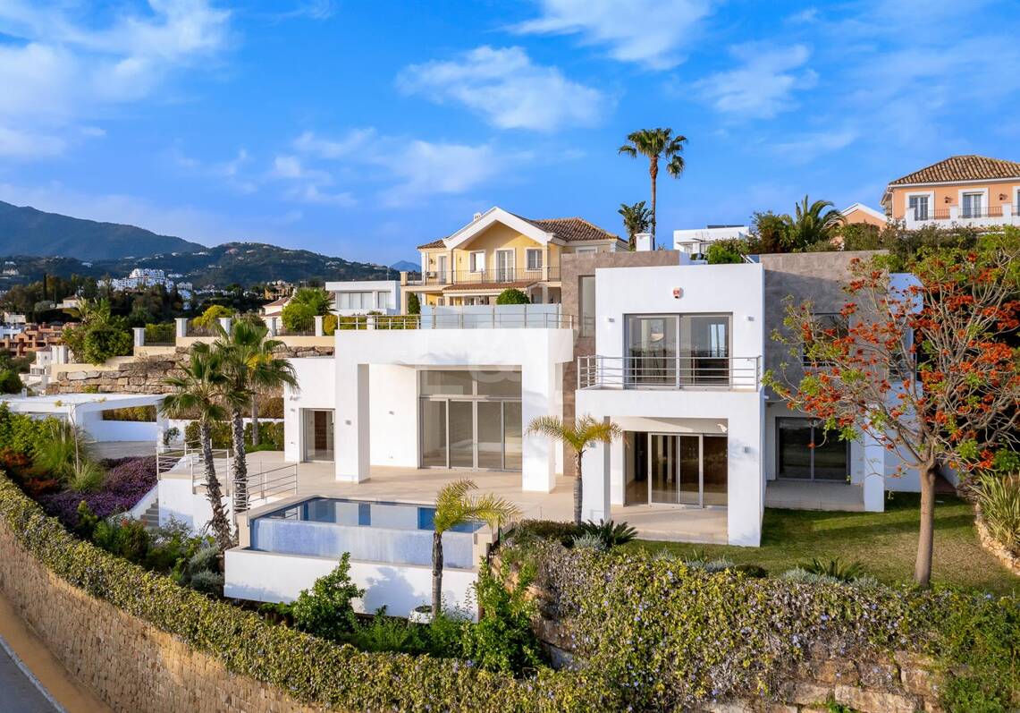 Modern Puerto del Capitán Villa with Sea View in Gated Community