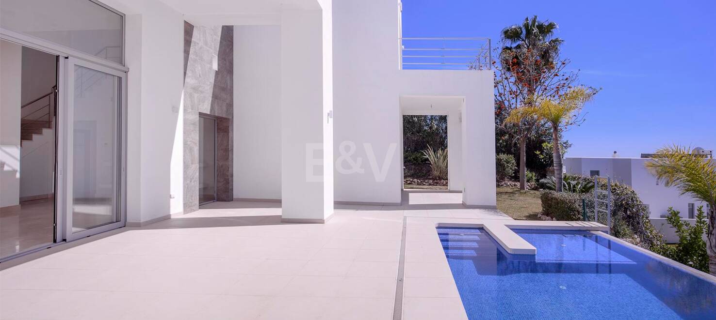 Villa moderne de Puerto del Capitán avec vue sur la mer dans la communauté fermée
