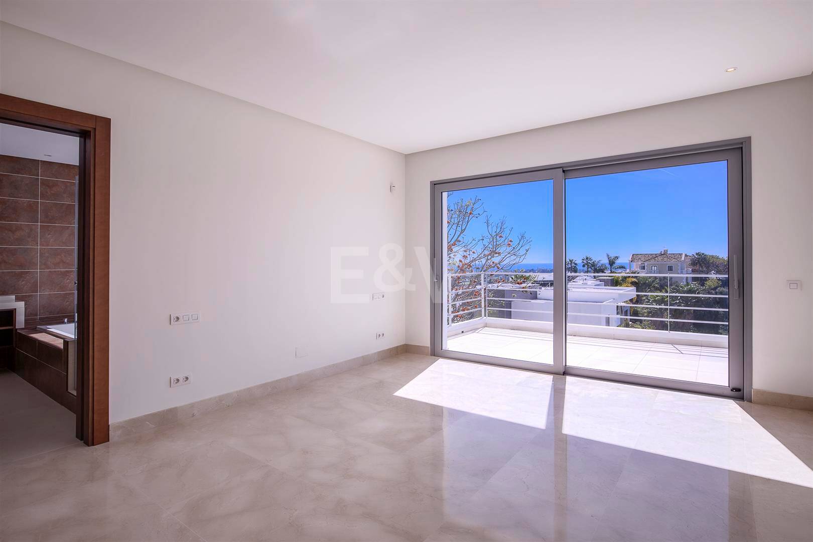 Villa moderne de Puerto del Capitán avec vue sur la mer dans la communauté fermée