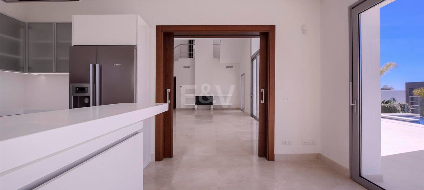 Villa moderne de Puerto del Capitán avec vue sur la mer dans la communauté fermée
