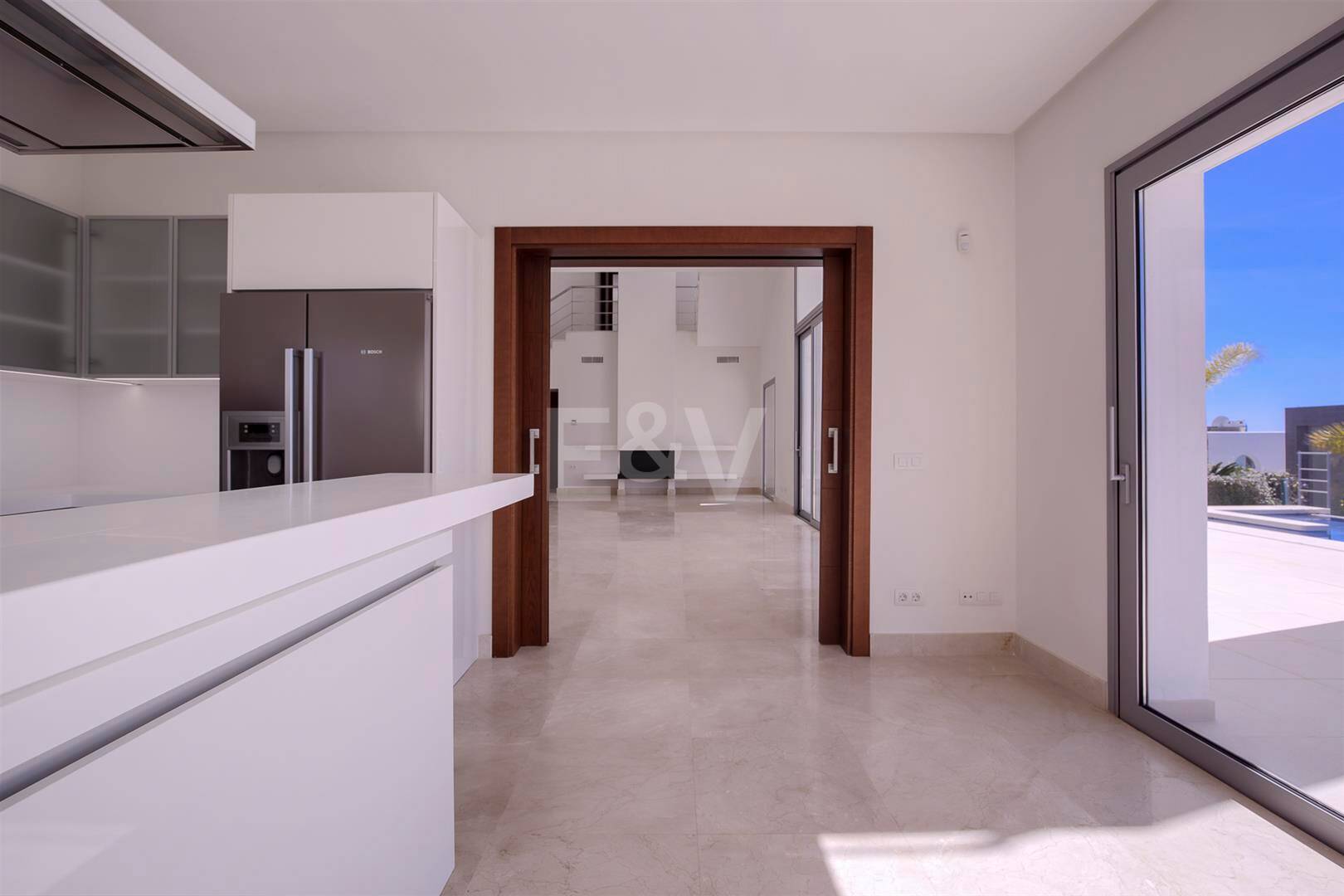 Villa moderne de Puerto del Capitán avec vue sur la mer dans la communauté fermée