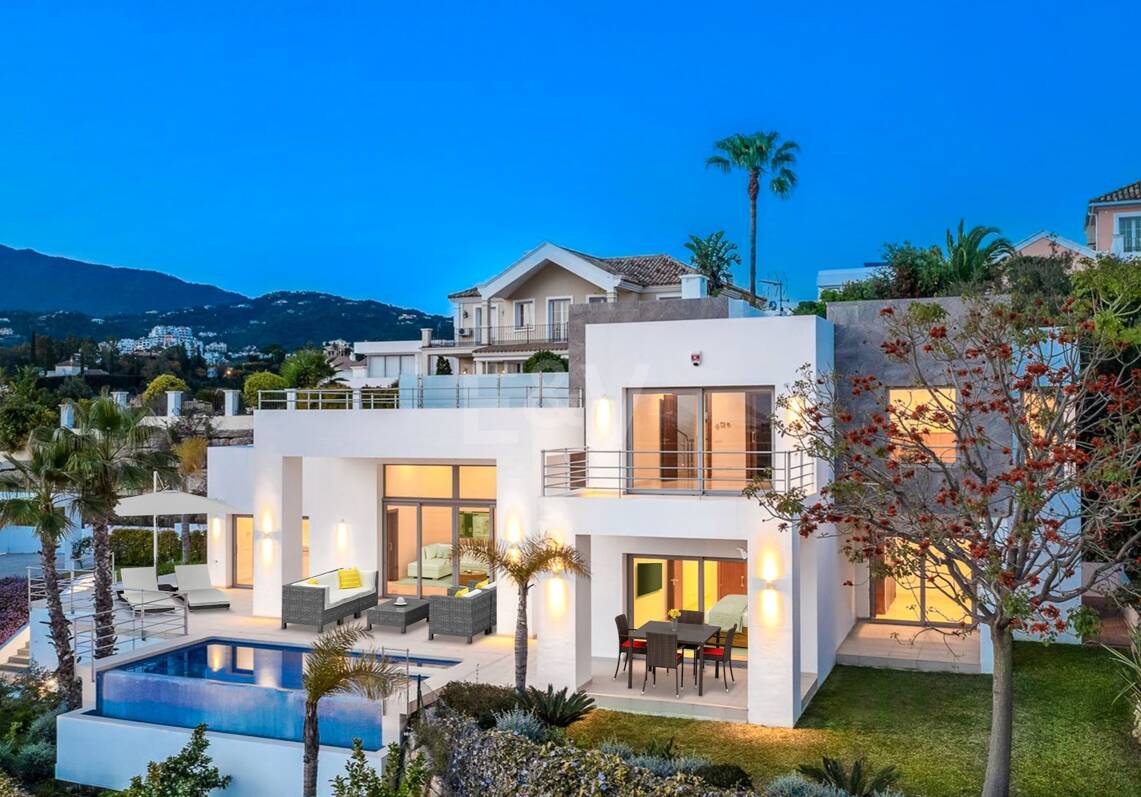 Modern Puerto del Capitán Villa with Sea View in Gated Community