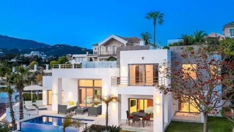 Nowoczesne Puerto del Capitán Villa z widokiem na morze w Gated Wspólnoty