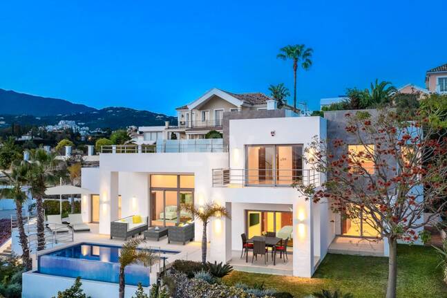 Modern Puerto del Capitán Villa with Sea View in Gated Community