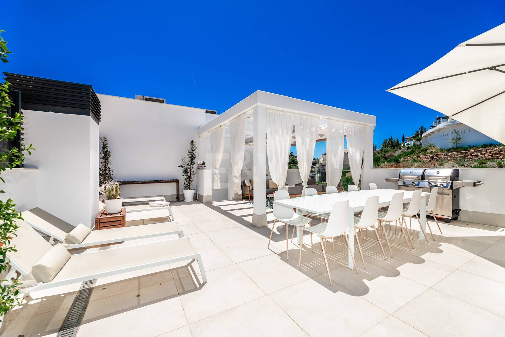 Impresionante ático contemporáneo en La Quinta con un espacio exterior excepcional