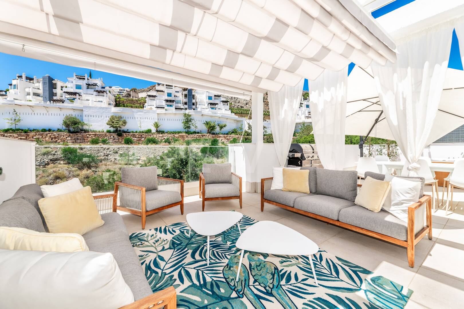 Impresionante ático contemporáneo en La Quinta con un espacio exterior excepcional