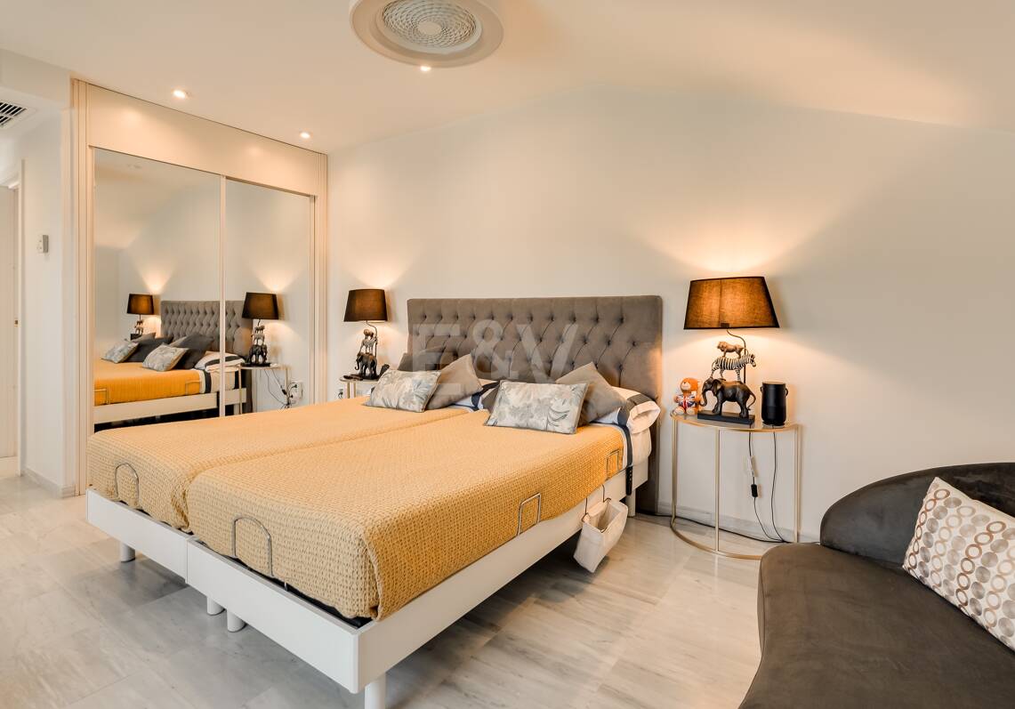 Außergewöhnliches Duplex-Penthouse mit spektakulärem Meerblick an der Goldenen Meile