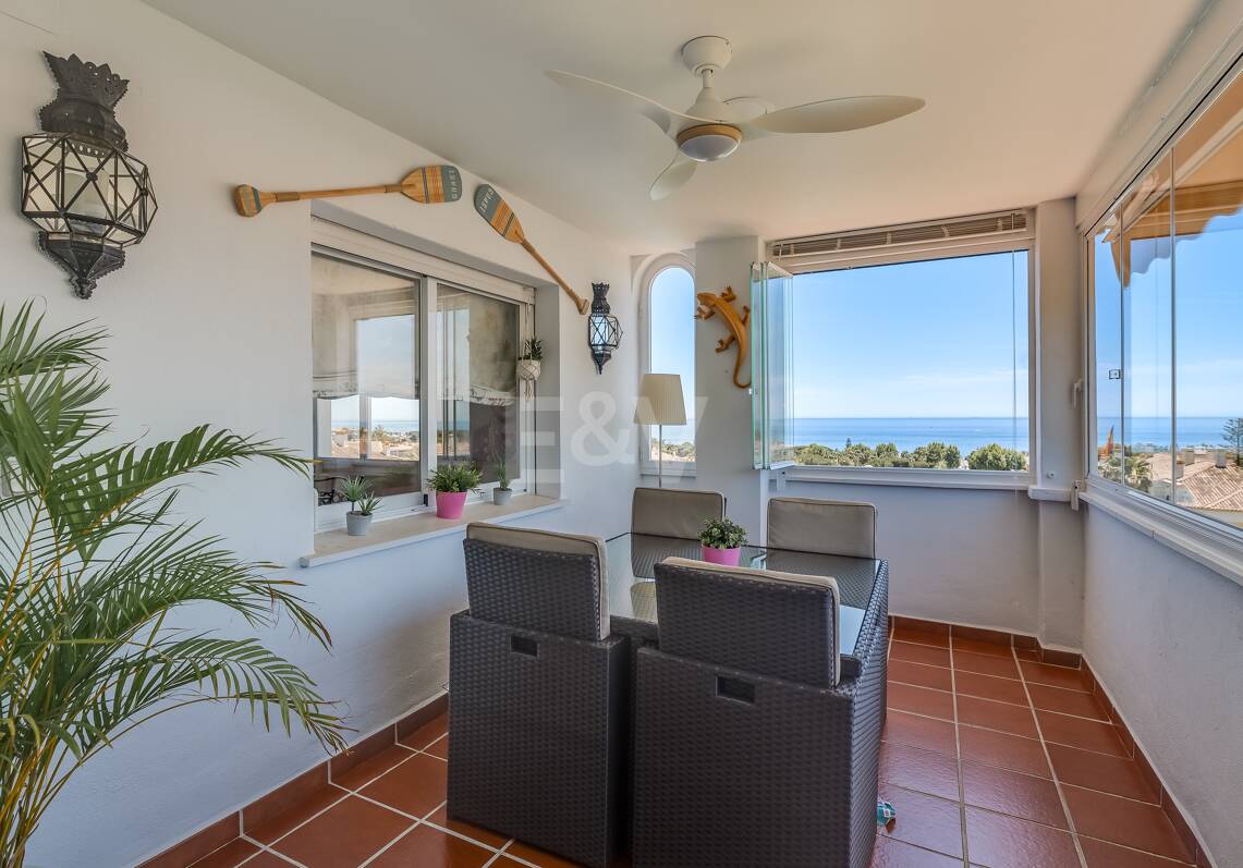 Außergewöhnliches Duplex-Penthouse mit spektakulärem Meerblick an der Goldenen Meile