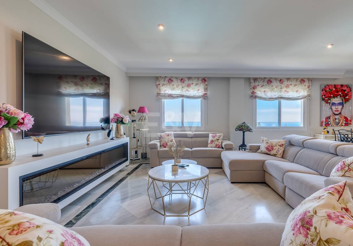 Außergewöhnliches Duplex-Penthouse mit spektakulärem Meerblick an der Goldenen Meile