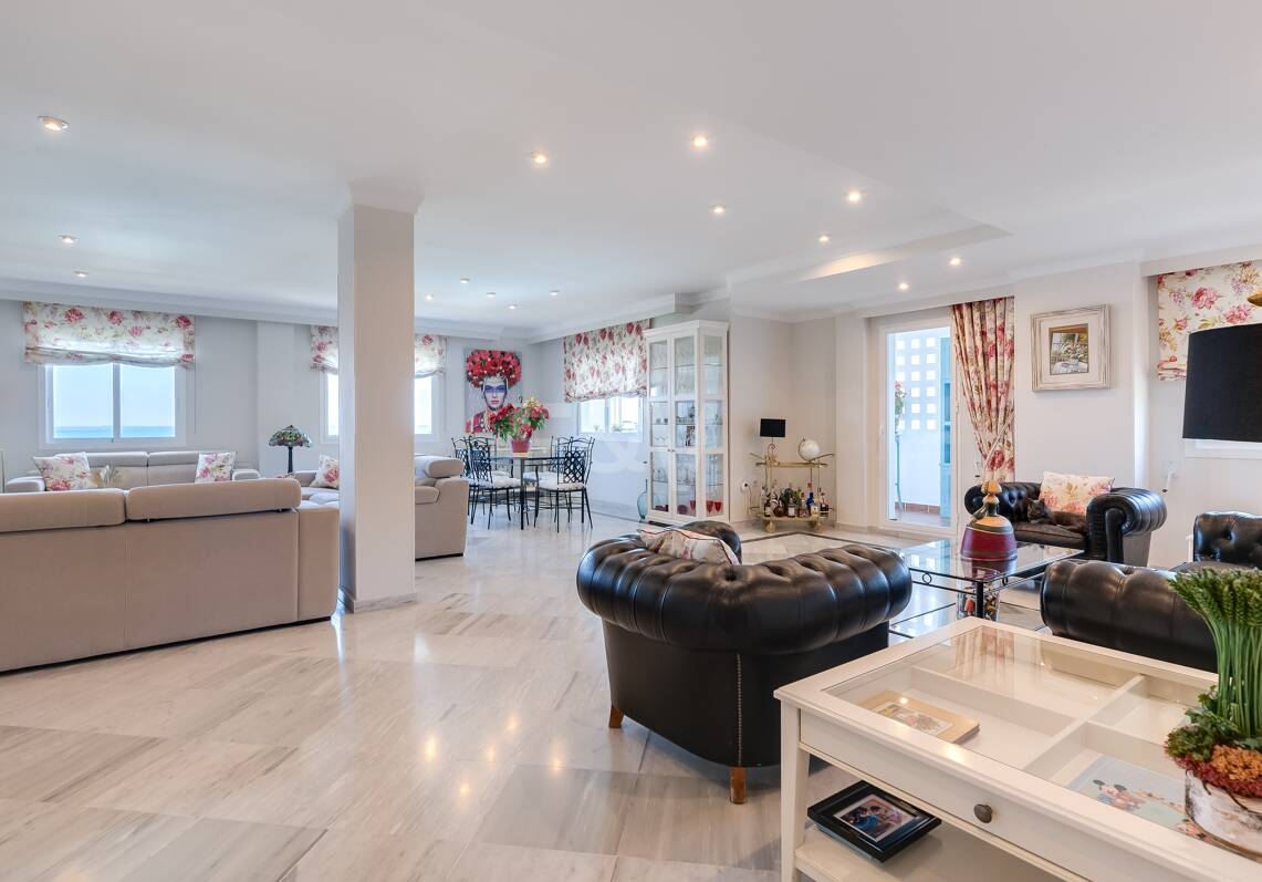 Außergewöhnliches Duplex-Penthouse mit spektakulärem Meerblick an der Goldenen Meile