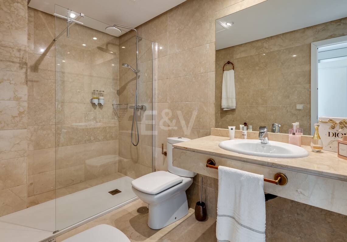 Außergewöhnliches Duplex-Penthouse mit spektakulärem Meerblick an der Goldenen Meile