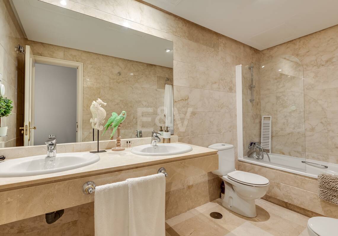 Außergewöhnliches Duplex-Penthouse mit spektakulärem Meerblick an der Goldenen Meile