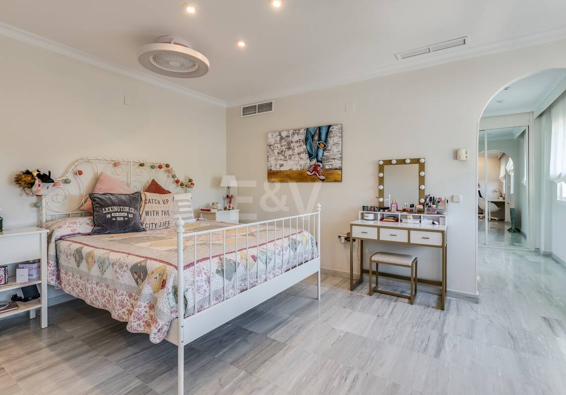 Außergewöhnliches Duplex-Penthouse mit spektakulärem Meerblick an der Goldenen Meile