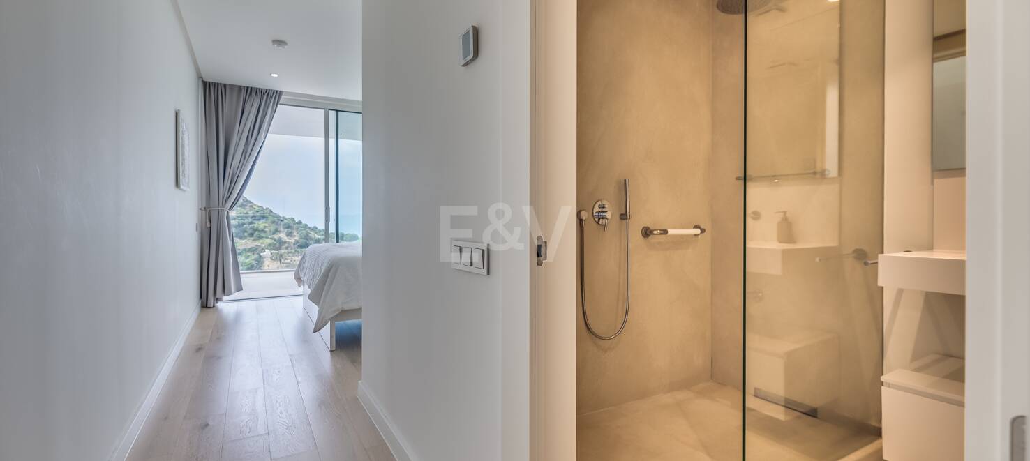 Best Priced Apartment in Palo Alto with Panoramic Sea Views