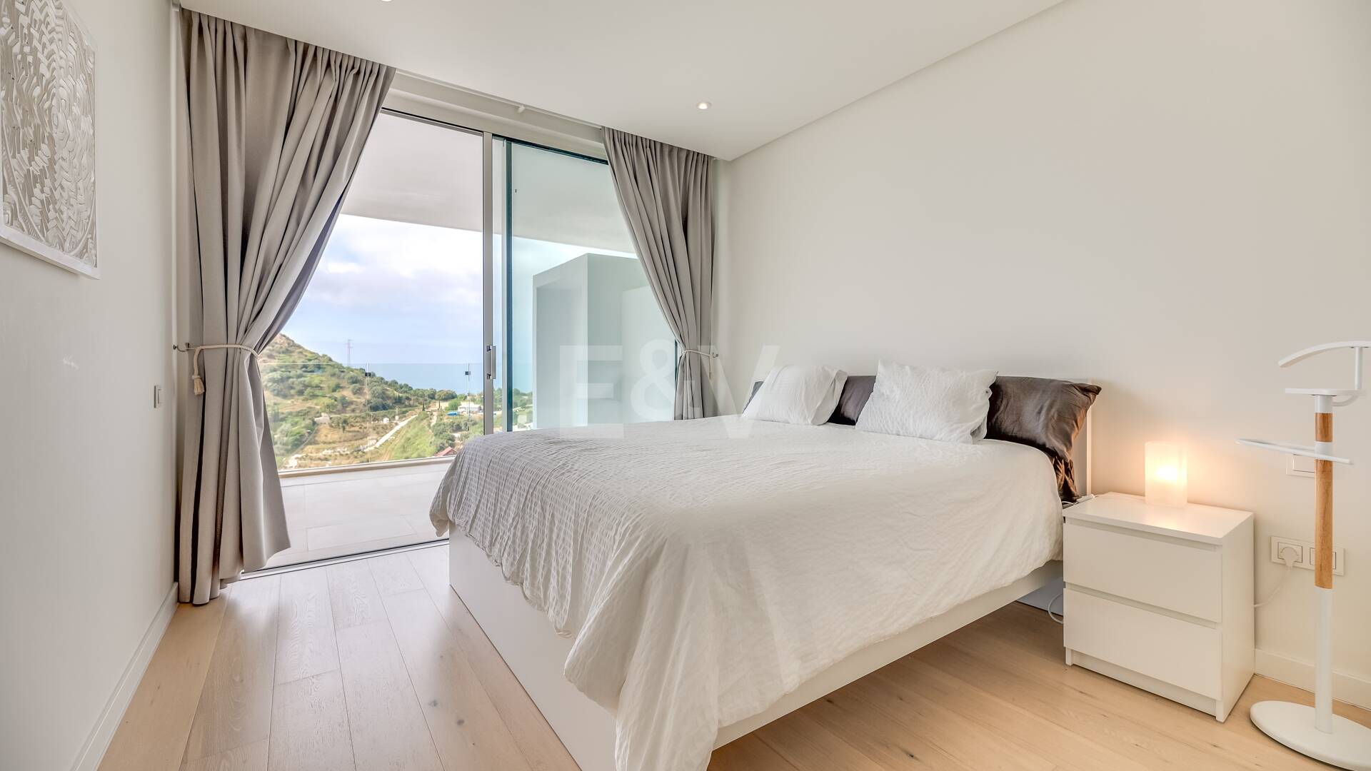 Best Priced Apartment in Palo Alto with Panoramic Sea Views