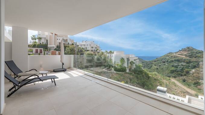Apartamento con un precio inmejorable y vistas panorámicas al mar en Palo Alto Marbella