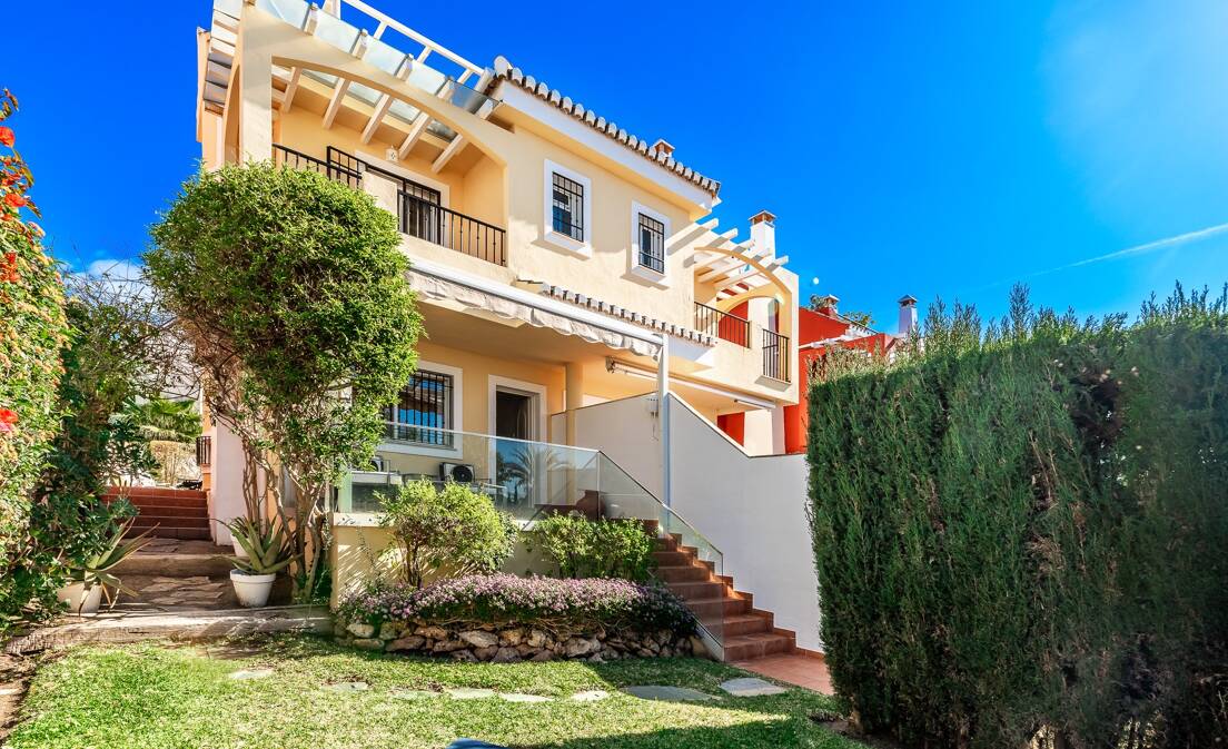 Costabella: Semi-detached villa mindre än 100 meter från stranden som är tillgänglig från januari 2026
