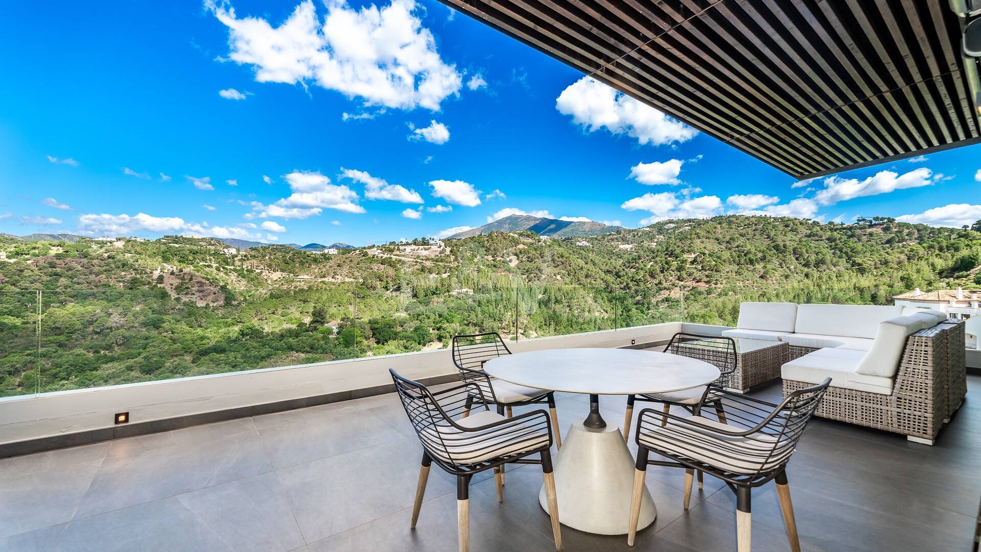 Modern villa with 360-degree views in Los Arqueros