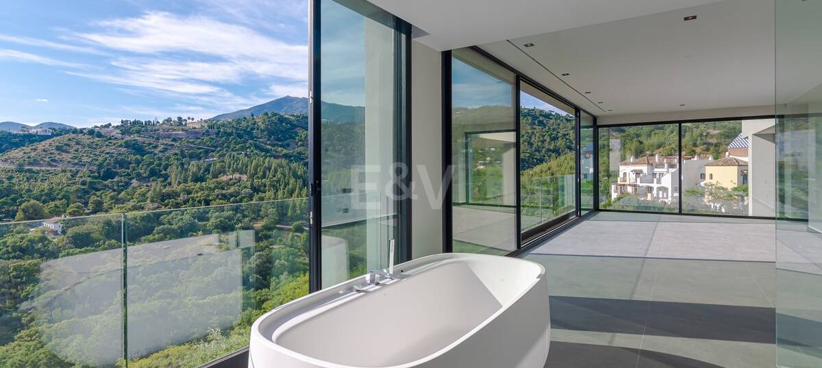 Modern villa with 360-degree views in Los Arqueros