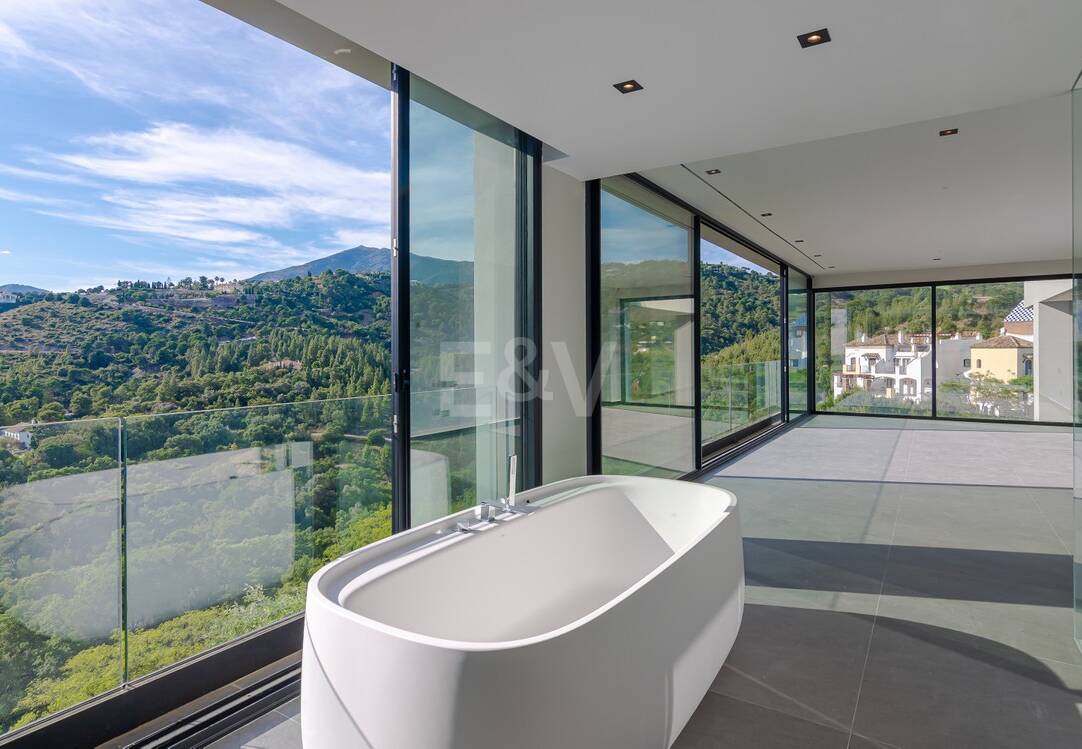 Villa moderna con vistas de 360 grados en Los Arqueros