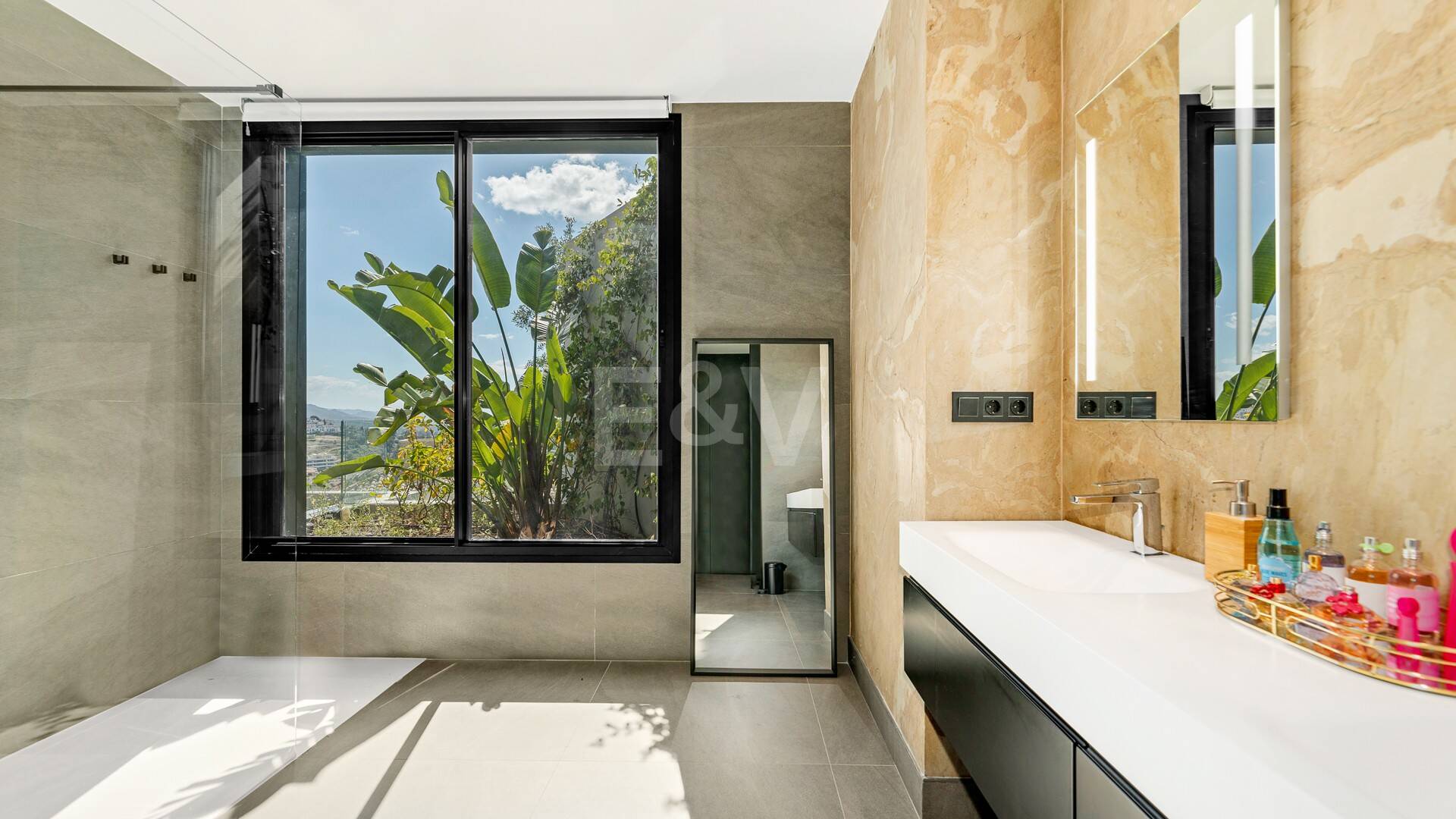 Villa moderna con vistas de 360 grados en Los Arqueros