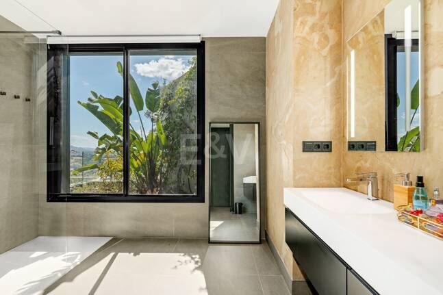 Villa moderna con vistas de 360 grados en Los Arqueros