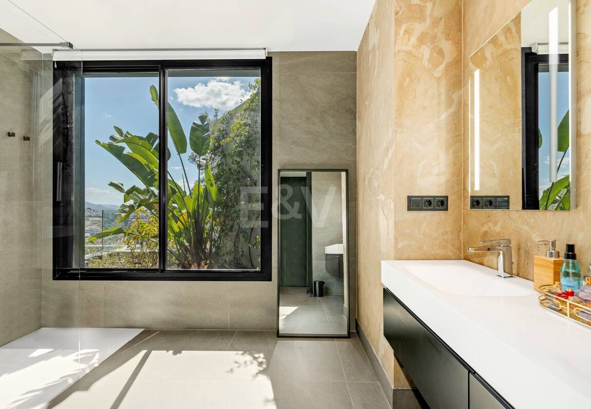 Villa moderna con vistas de 360 grados en Los Arqueros