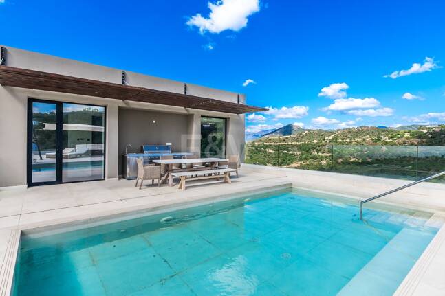 Villa moderna con vistas de 360 grados en Los Arqueros