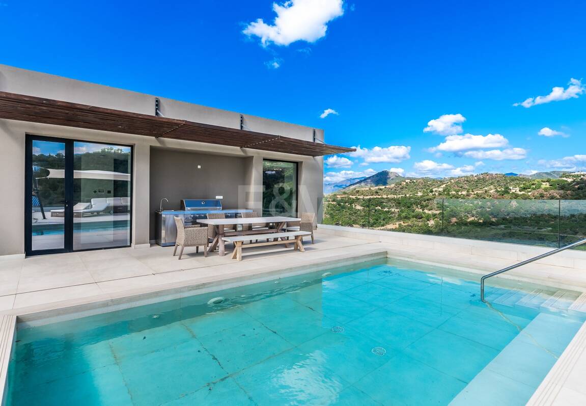 Villa moderna con vistas de 360 grados en Los Arqueros