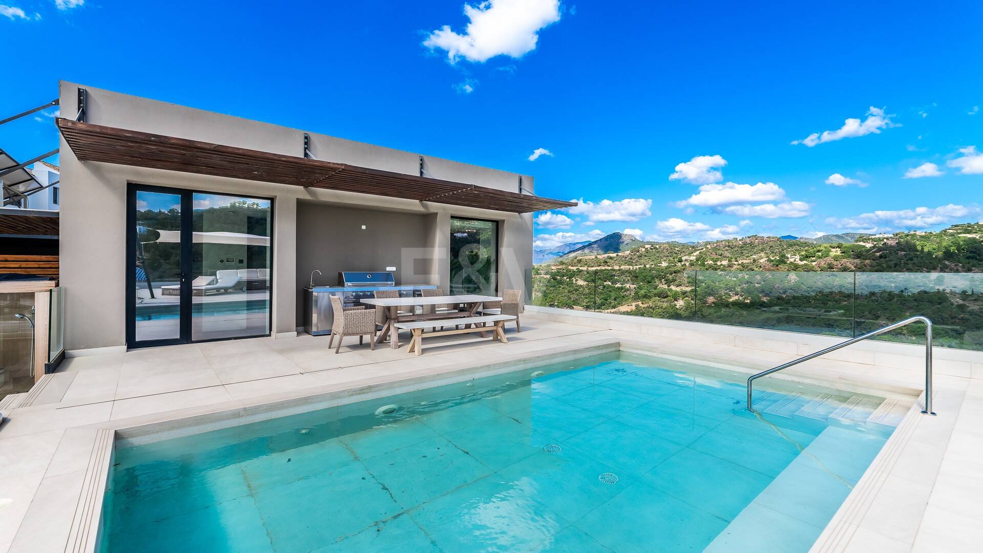 Villa moderna con vistas de 360 grados en Los Arqueros