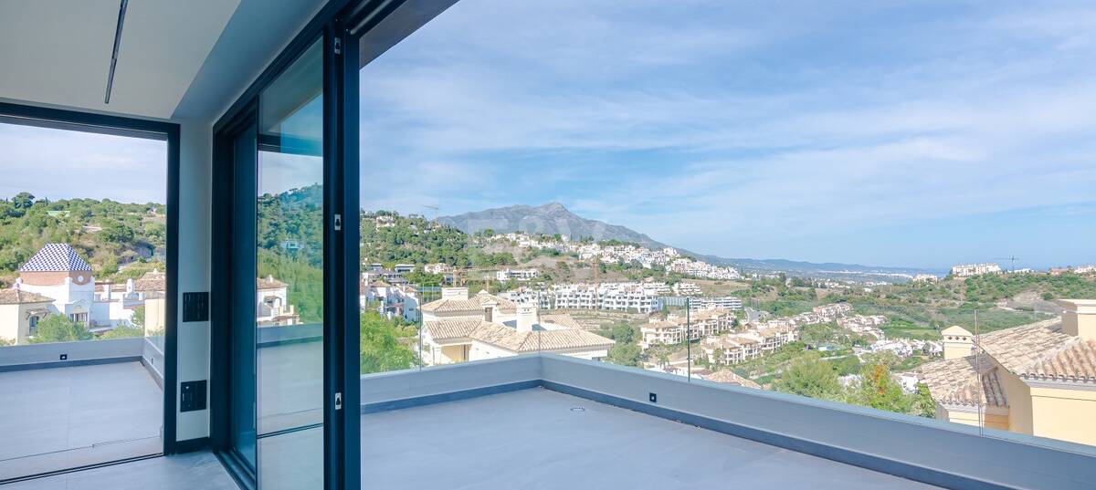 Modern villa with 360-degree views in Los Arqueros