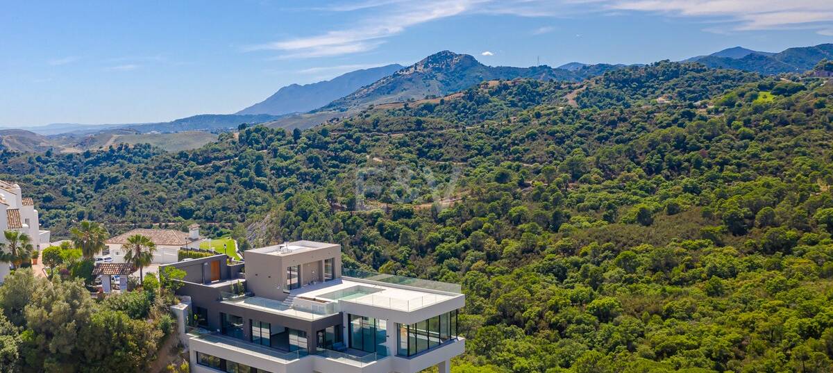 Modern villa with 360-degree views in Los Arqueros
