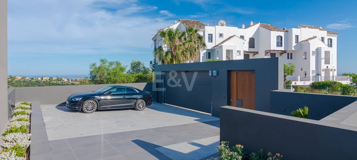 Modern villa with 360-degree views in Los Arqueros