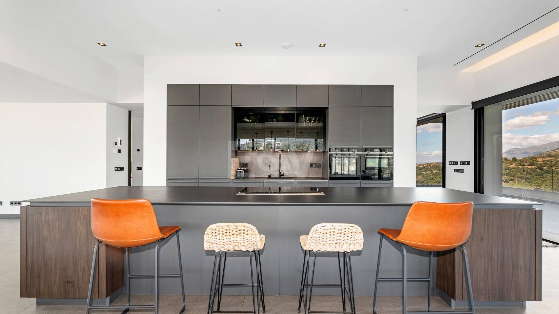 Modern villa with 360-degree views in Los Arqueros