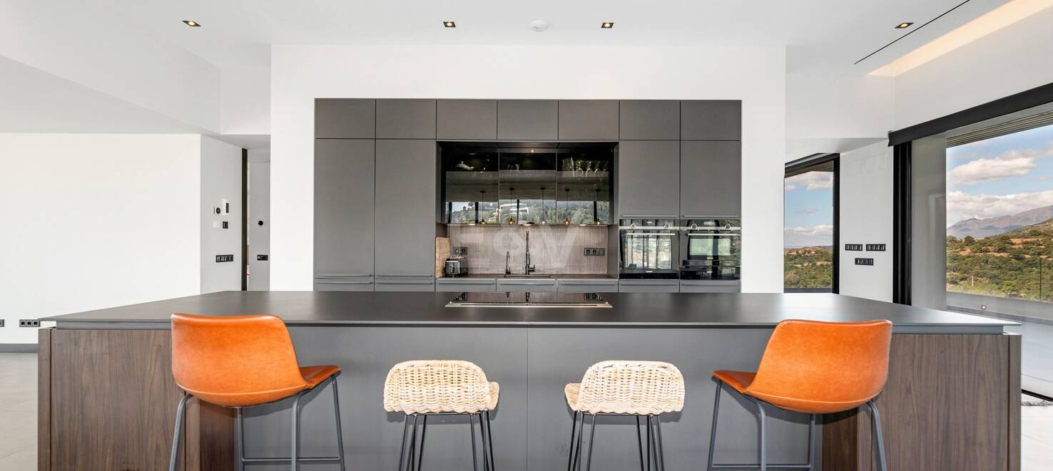 Modern villa with 360-degree views in Los Arqueros