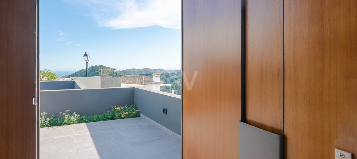 Modern villa with 360-degree views in Los Arqueros