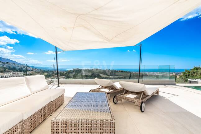 Villa moderna con vistas de 360 grados en Los Arqueros