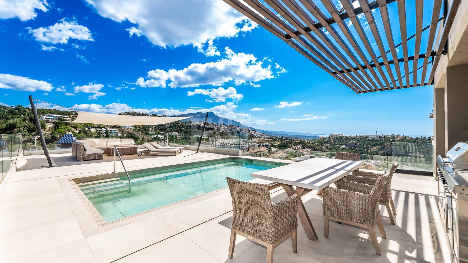 Modern villa with 360-degree views in Los Arqueros