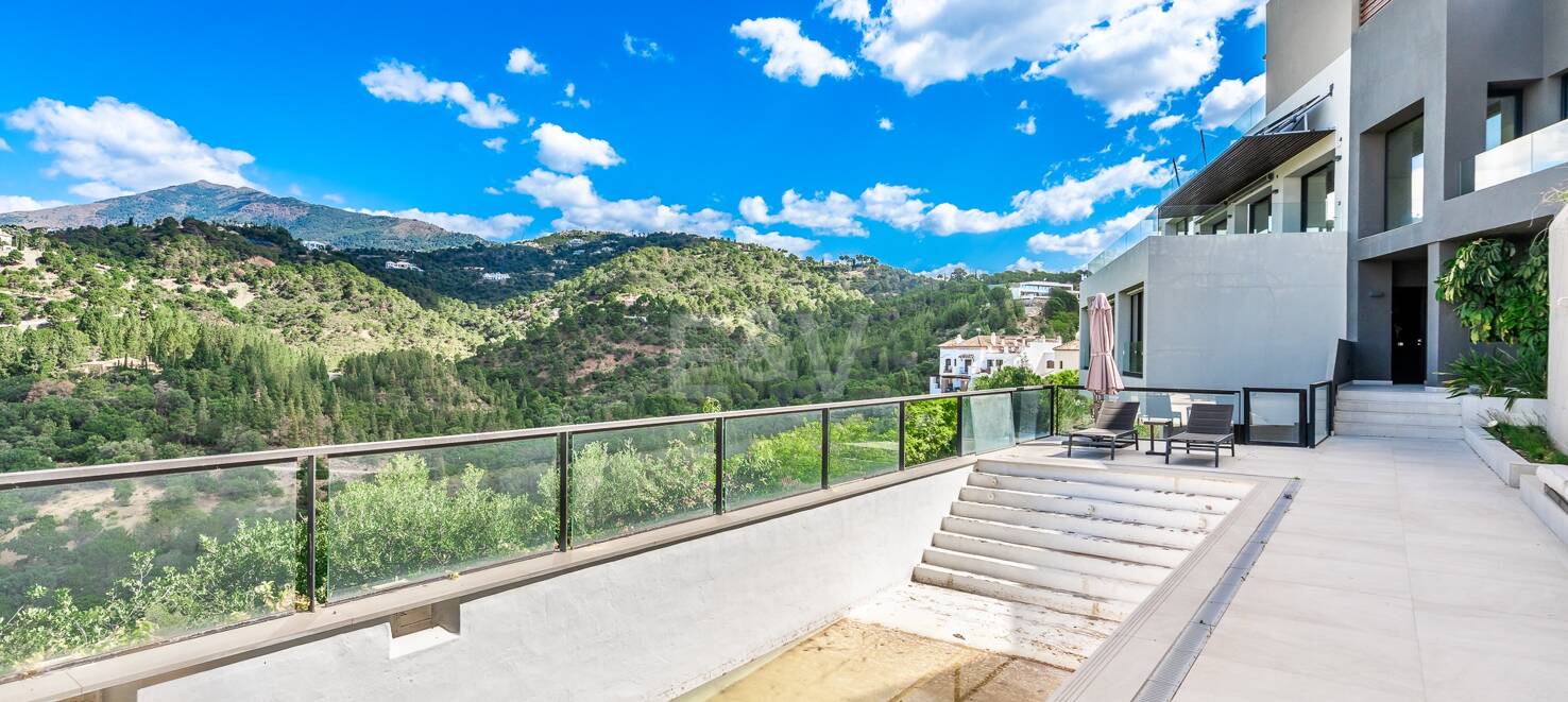 Modern villa with 360-degree views in Los Arqueros