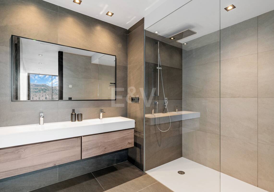 Villa moderna con vistas de 360 grados en Los Arqueros