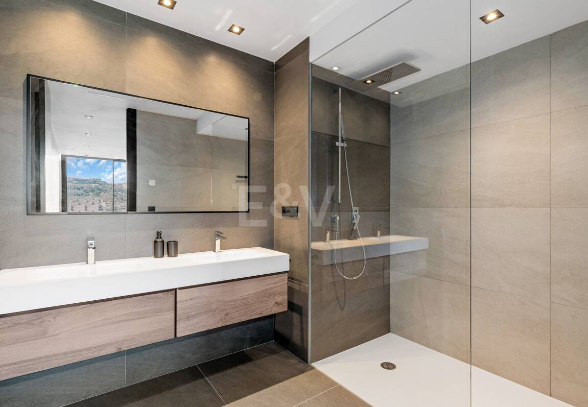 Villa moderna con vistas de 360 grados en Los Arqueros